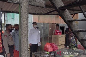 Bupati Pangkep berikan bantuan kepada korban kebakaran di Kampung Batiling