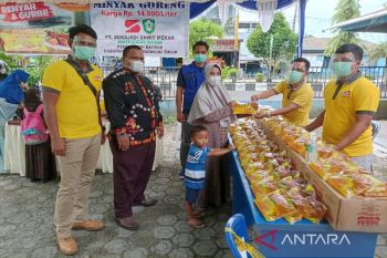 Operasi pasar minyak goreng PT SSM bersama KNPI Kotim diserbu warga