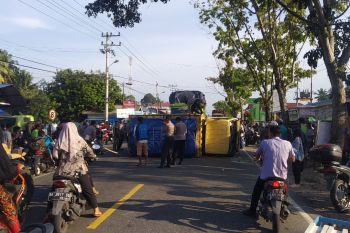 Dua mobil terguling di Pasaman Barat akibatkan sejumlah penumpang luka-luka