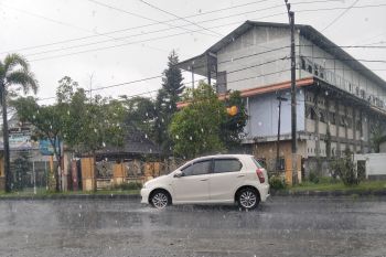 Waspada curah hujan sedang hingga malam Minggu di NTB