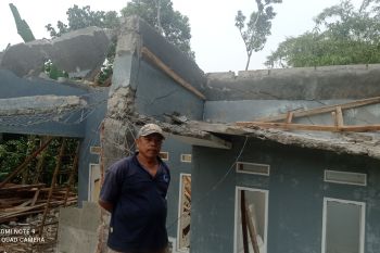 Rumah warga di Lebak ambles 1,5 meter akibat pergerakan tanah