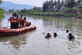 Tim SAR evakuasi jasad seorang pemuda tenggelam di Pinrang