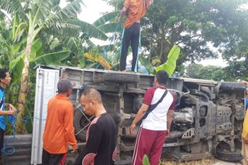 Mobil pick up pengangkut genteng terguling di Kedome