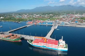 Kapal tol laut barang sandar perdana di Pelabuhan Babang dan Saketa