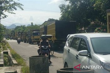 Sopir truk protes tingginya pajak angkutan galian C  Pemkab HST