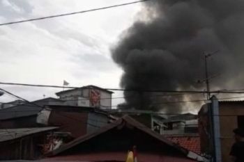 Sebuah rumah di kawasan Tambora terbakar