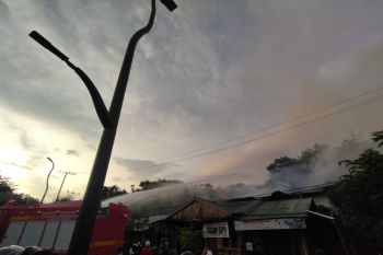 Sebuah rumah di Labuan Bajo terbakar
