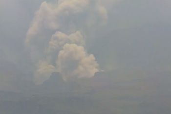 Gunung Semeru embuskan awan panas guguran sejauh 5 km