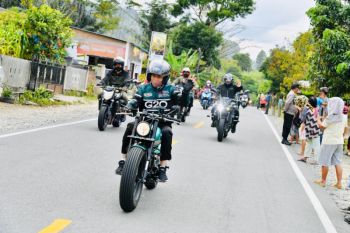Jokowi kendarai sepeda motor di Sumatera Utara