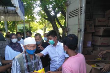 Warga Lombok Tengah membeli minyak goreng operasi pasar Rp14 ribu/liter