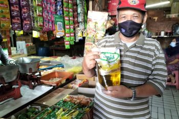 Pedagang raih untung dengan harga  minyak goreng Rp14 ribu per liter