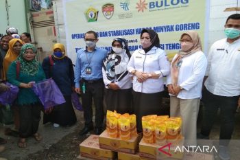 Bulog Sulawesi Tenggara gelar operasi pasar minyak goreng