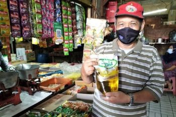 Pedagang akui raih untung dengan harga minyak goreng Rp14 ribu per liter