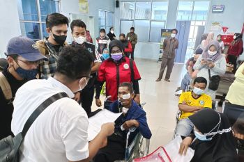 Mensos berikan bantuan untuk penerima manfaat penderita sakit kronis di Lampung