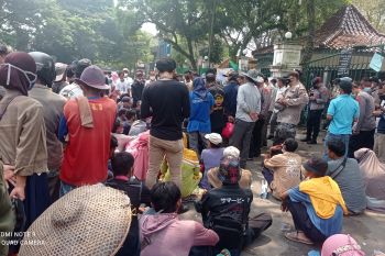 Petani Lebak  tuntut ganti rugi perusahaan pasir karena terkena limbah
