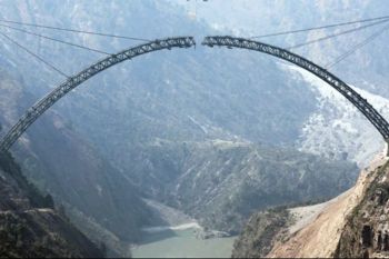 Kisah para insinyur muda mengerjakan jembatan tertinggi di dunia