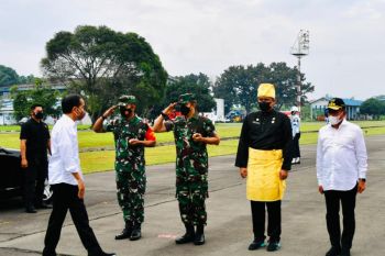 Presiden Joko Widodo ke Karo, tinjau Kampung Jeruk