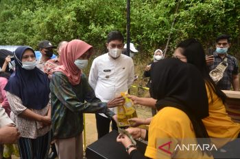 Pemkot Sawahlunto lakukan operasi pasar minyak goreng