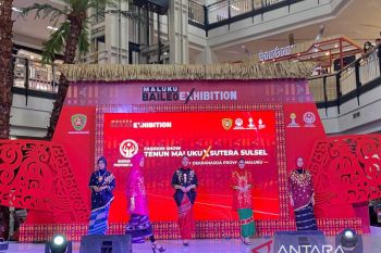 Kombinasi Tenun Maluku dan Sutera Sulsel  memikat pengunjung MaRI