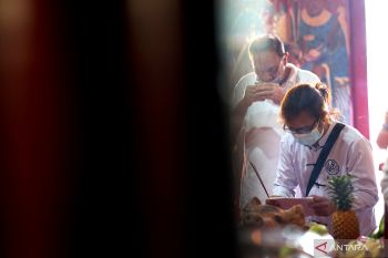 Jelang Cap Go Meh, warga keturunan Tionghoa di Gorontalo sembahyang Goan Siao