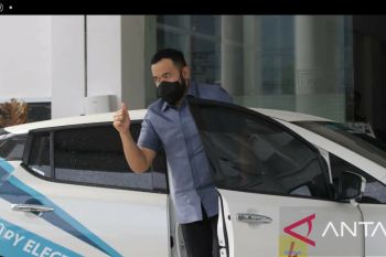 PLN Sumbar terus kampanyekan kendaraan listrik, Wako Fadly uji coba