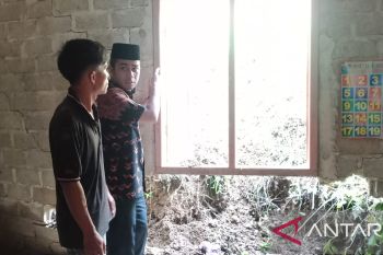 Sebuah rumah di Kota Solok tertimpa longsor akibat curah hujan yang deras