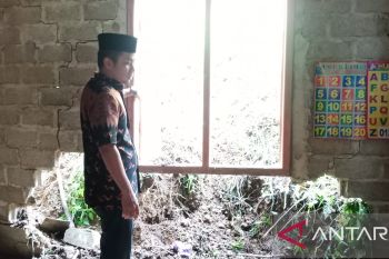 Satu rumah tertimpa tanah longsor di Solok Sumbar akibat tingginya intensitas hujan