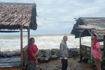 Pedagang Pantai Pasauran Anyer takut ombak tinggi