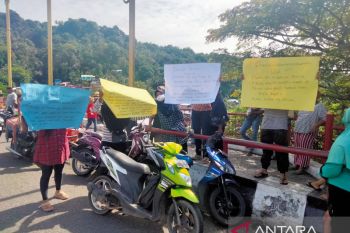 Sejumlah pedagang di Jembatan Siti Nurbaya gelar unjuk rasa tolak dipindahkan