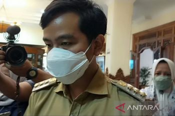Kasus COVID-19 di Solo melesat, Gibran hentikan PTM