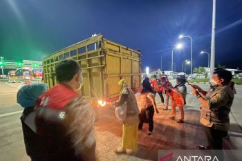 Tekan kecelakaan di tol Permai, HK  pasangi truk stiker reflector