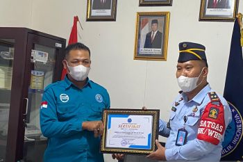 Berantas dan cegah peredaran narkoba, BNNK Pasaman Barat berikan penghargaan kepada Lapas Talu