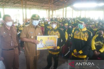 Gubernur Kalsel serahkan bonus atlet peraih medali PON