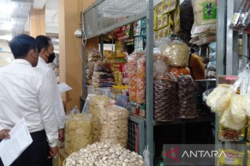 Pemkot Surakarta minta Bulog turun tangan atasi harga minyak goreng
