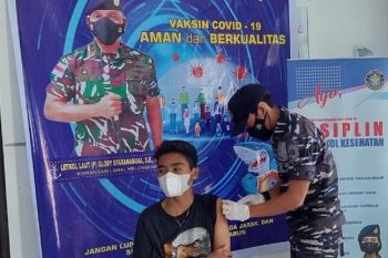 Serbuan vaksinasi Lanal Tahuna menjangkau puluhan warga