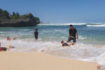 Pemkab Gunung Kidul tetap membuka objek wisata dengan pembatasan