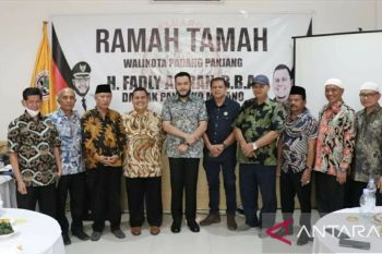 Wako Fadly serahkan pakaian adat ke perantau Minang di Sulawesi Tenggara