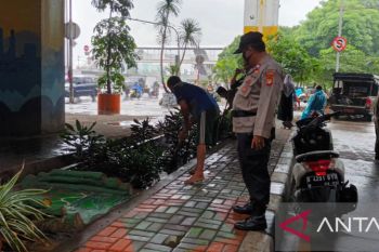 Petugas gabungan kenakan sanksi 51 warga Cengkareng karena tak pakai masker