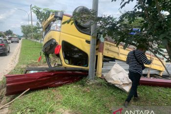 Colt diesel terbalik di Pekanbaru usai senggol truk tangki