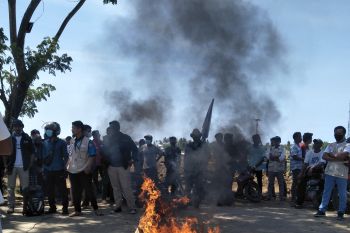 Ratusan pemuda memblokir jalan depan Sirkuit Mandalika