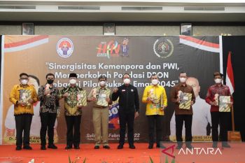 Tujuh gubernur terima penghargaan inisiator olahraga nasional