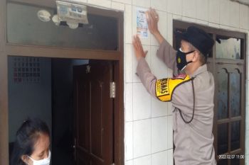 Rumah warga terpapar COVID-19 di Tegal ditempeli stiker