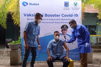 Jelang MotoGP, ratusan sopir taksi di Mataram ikuti vaksinasi booster