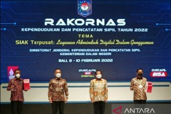 Disdukcapil Padang Panjang terima penghargaan DUKCAPIL BISA dari Mendagri