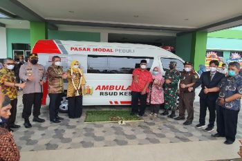 Pasar Modal Indonesia serahkan ambulans ke RSUD Kesesi