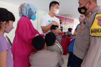 Dukung percepatan vaksinasi, polisi buka gerai vaksinasi