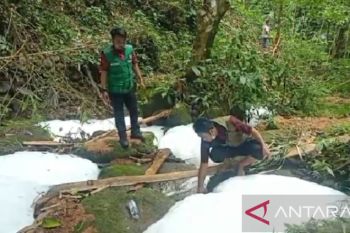 Sejumlah warga di Gowa heboh dengan fenomena air sungai berbusa