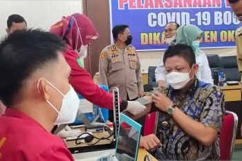 Bupati OKU Timur ajak warga  ikut vaksinasi penguat