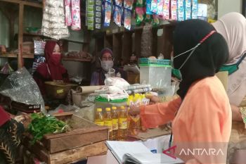 Pedagang di Batang masih jual minyak goreng Rp20.000/liter