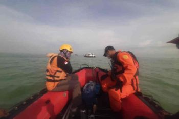 Nelayan Indramayu yang hilang setelah perahunya bocor, masih dicari
